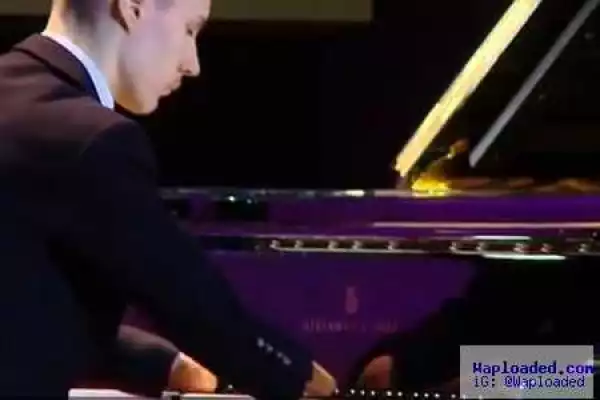This Amazing Pianist Born Without Hands Will Move You to Tears With this Beautiful Twilight Melody (Video)